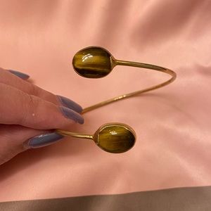 Gold bracelet with stone